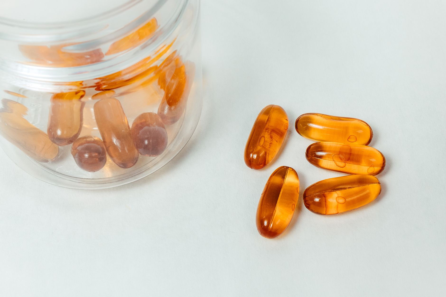 α-硫辛酸(ALA)完整指南 2026 封面:保健食品膠囊與維生素補充的意象照片,呼應抗氧化保健主題