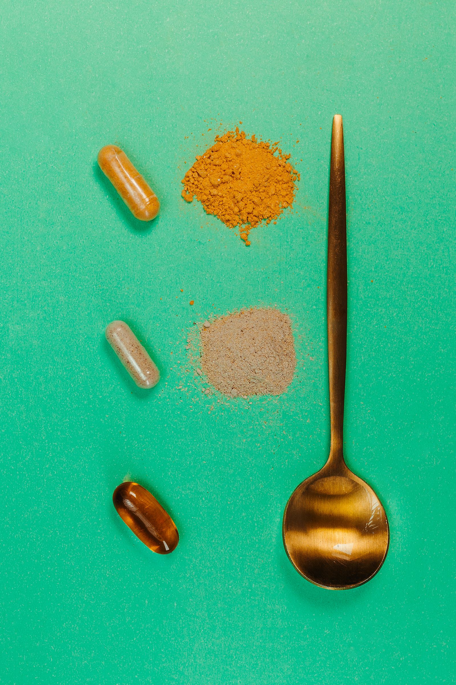 南非醉茄(Ashwagandha)完整指南 2026 封面:藥草萃取膠囊與粉末盛在金色湯匙上、以綠葉襯底,對應適應原草本保健的意象