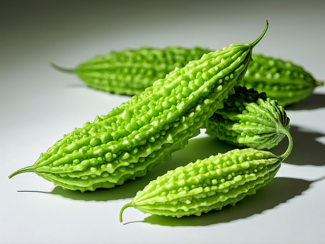 苦瓜胜肽保健品指南封面:新鮮苦瓜與切片特寫,代表控糖與代謝保健食品