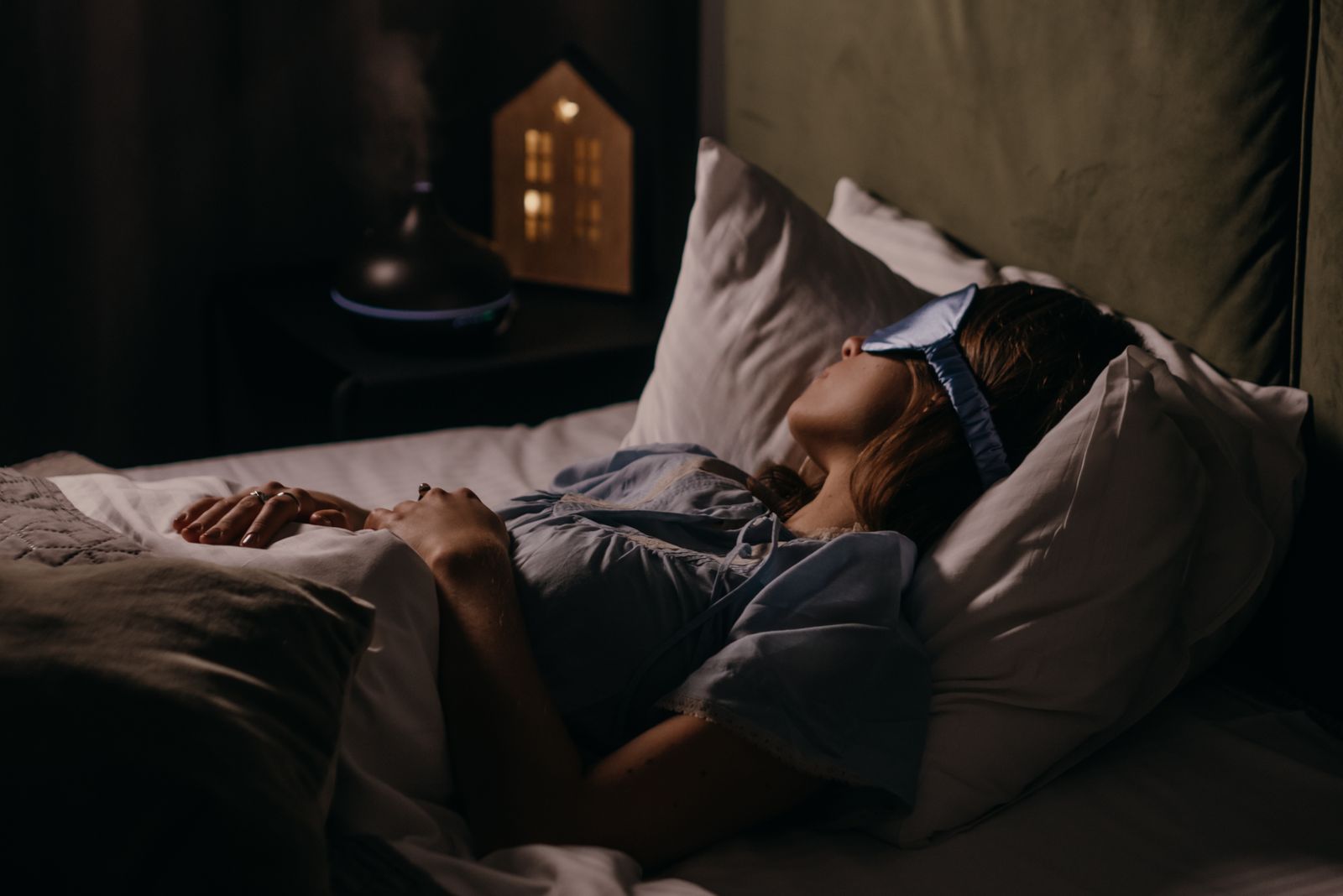 GABA 助眠指南 2026 封面:夜晚臥室中戴著眼罩安穩入睡的女性,呈現放鬆與好眠意象