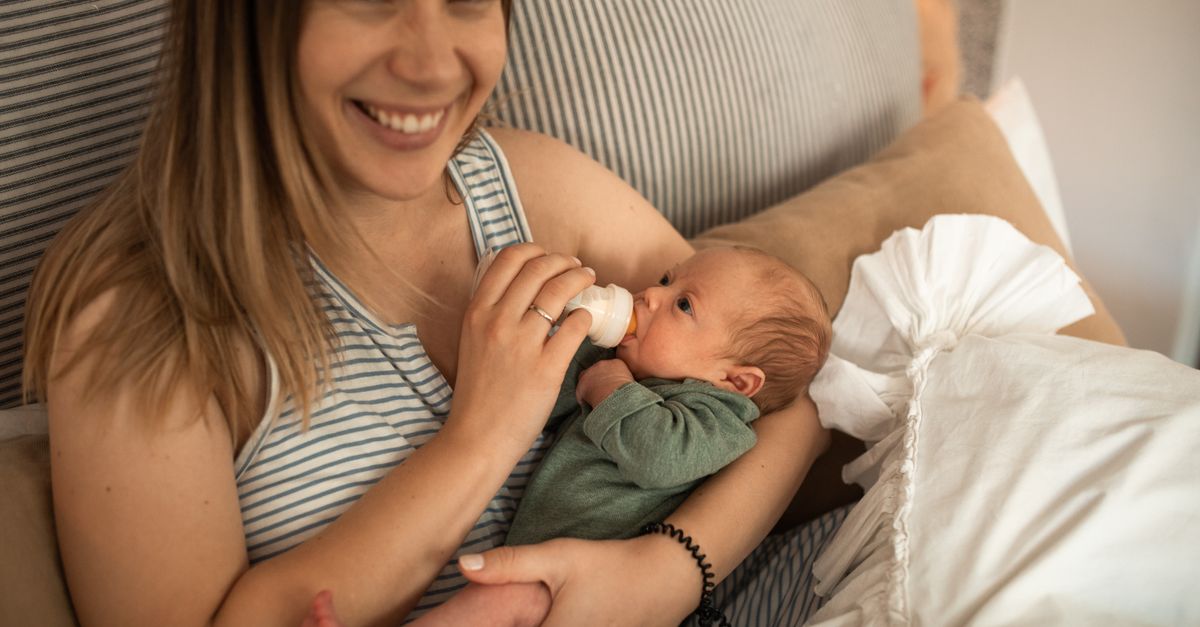 乳鐵蛋白指南封面:母親以奶瓶餵哺嬰兒,呼應乳鐵蛋白源自母乳的免疫保護概念