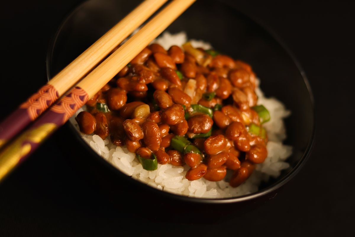 納豆激酶保健品指南封面:深色背景碗中的納豆拌飯,代表納豆激酶心血管保健食品